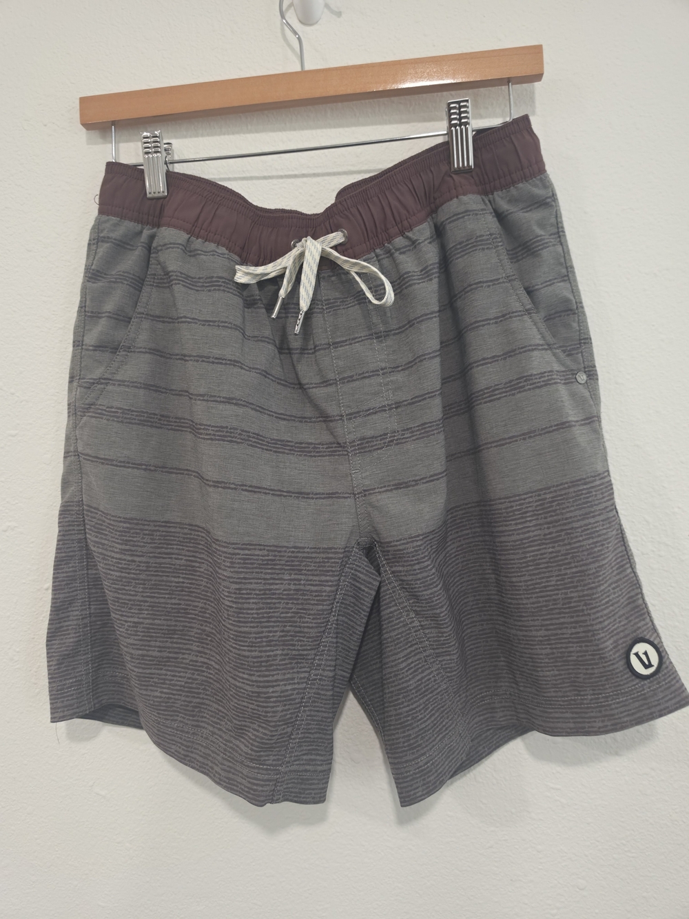 Vuori Kore Shorts Men's M Gray Striped Maroon Waistband Lined Gym Yoga - Picture 4 of 7